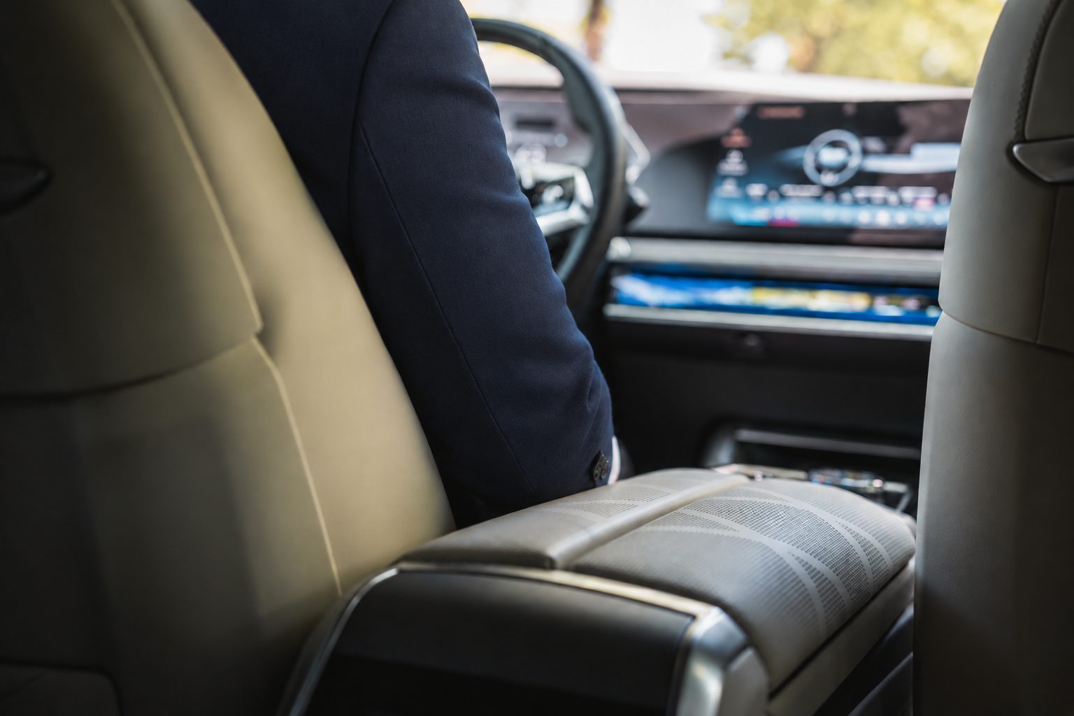 Blick aus dem Fond einer Limousine auf den Chauffeur am Steuer