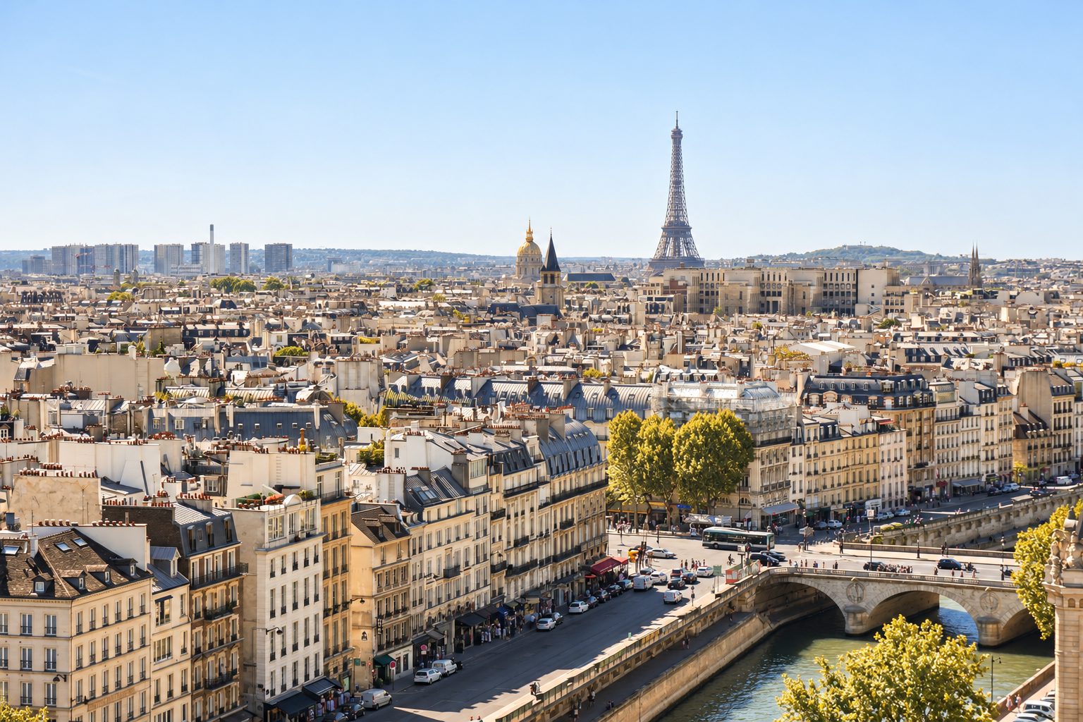 Blick über die Dächer von Paris mit Eiffelturm, Invalidendom und der Seine im Vordergrund