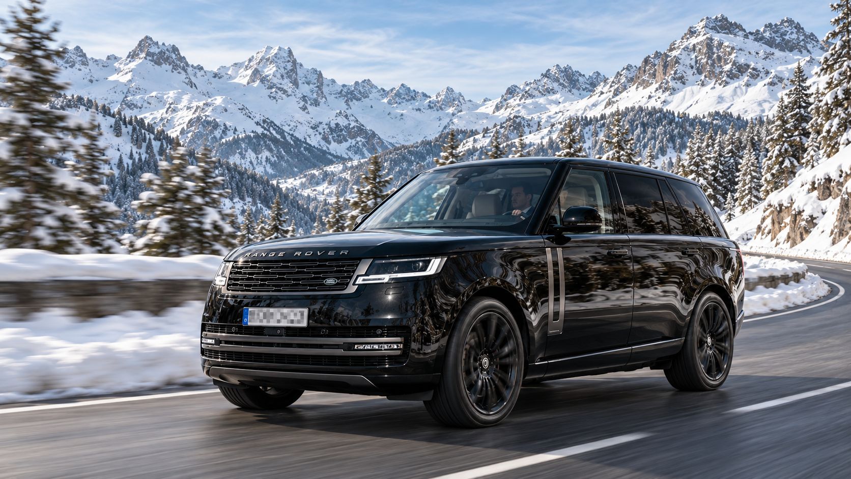Schwarzer Range Rover mit Chauffeur auf einer geräumten Passstraße zwischen verschneiten Bergen