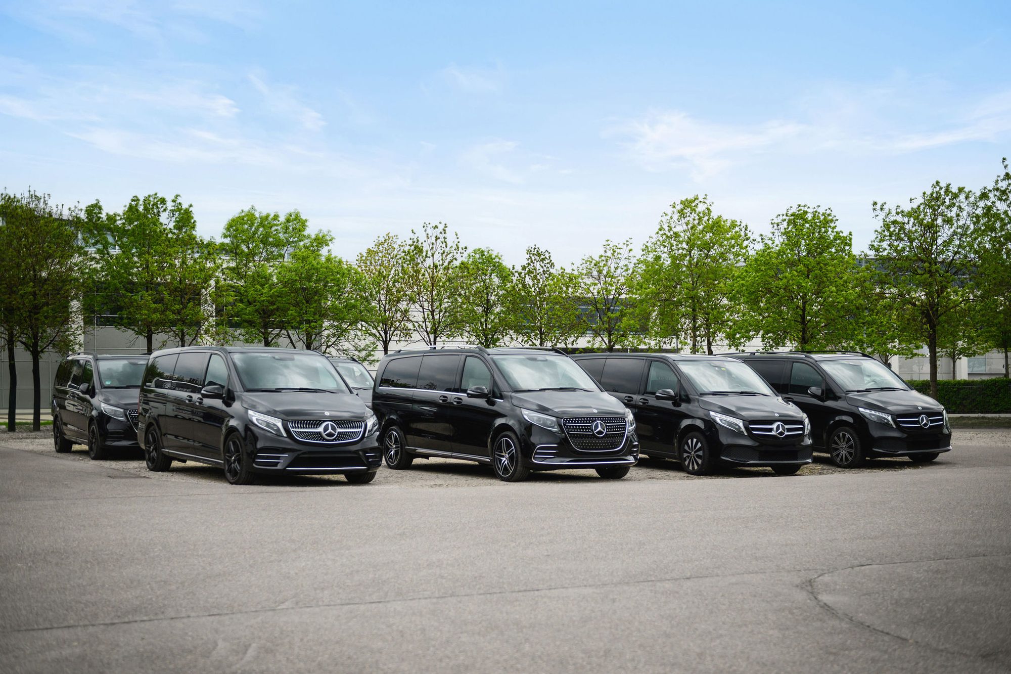 Mehrere schwarze Mercedes-Benz V-Klassen von AYDEN nebeneinander – Business Vans für den Messe-Shuttle