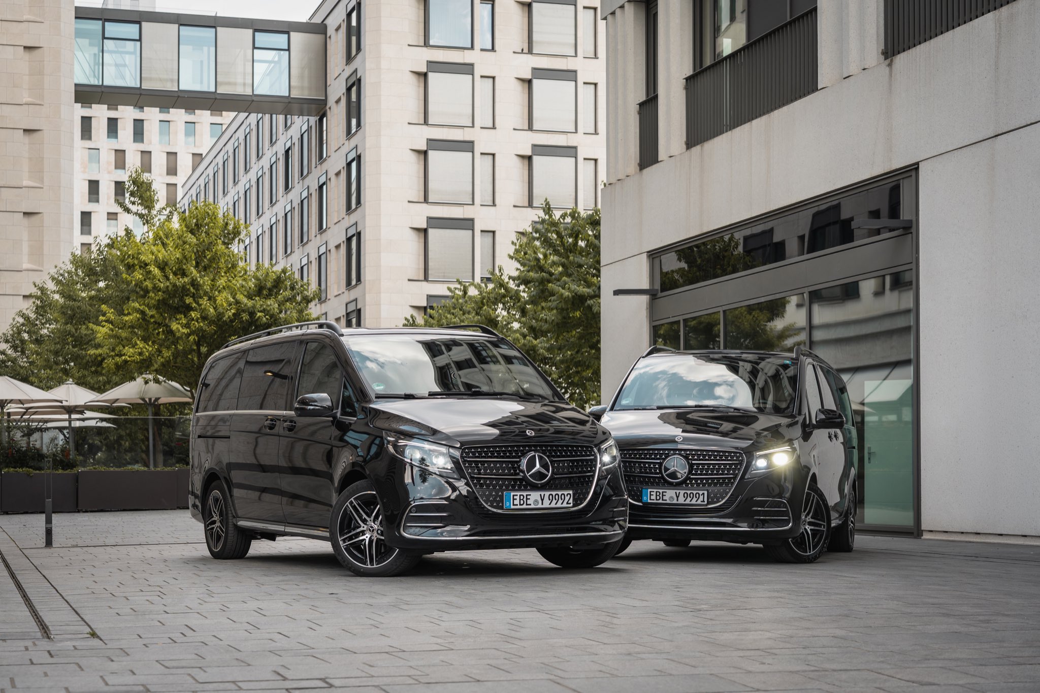 Financial Roadshows mit AYDEN: zwei schwarze Mercedes-Benz V-Klasse als Business Van für Roadshow-Teams vor modernen Bürogebäuden