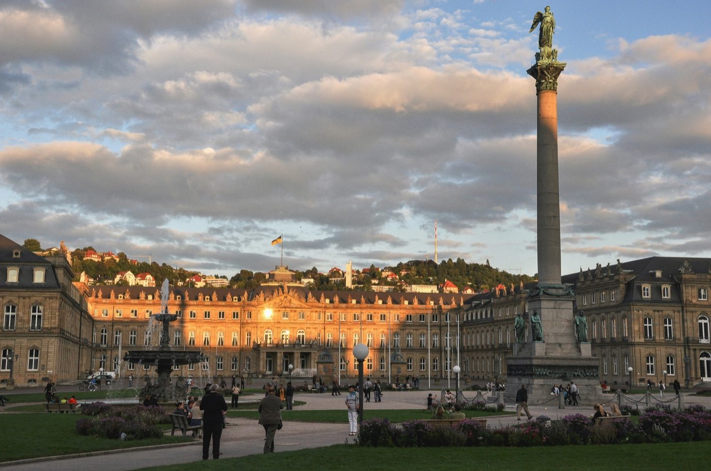 Schlossplatz Stuttgart mit Neuem Schloss und Jubiläumssäule im Abendlicht