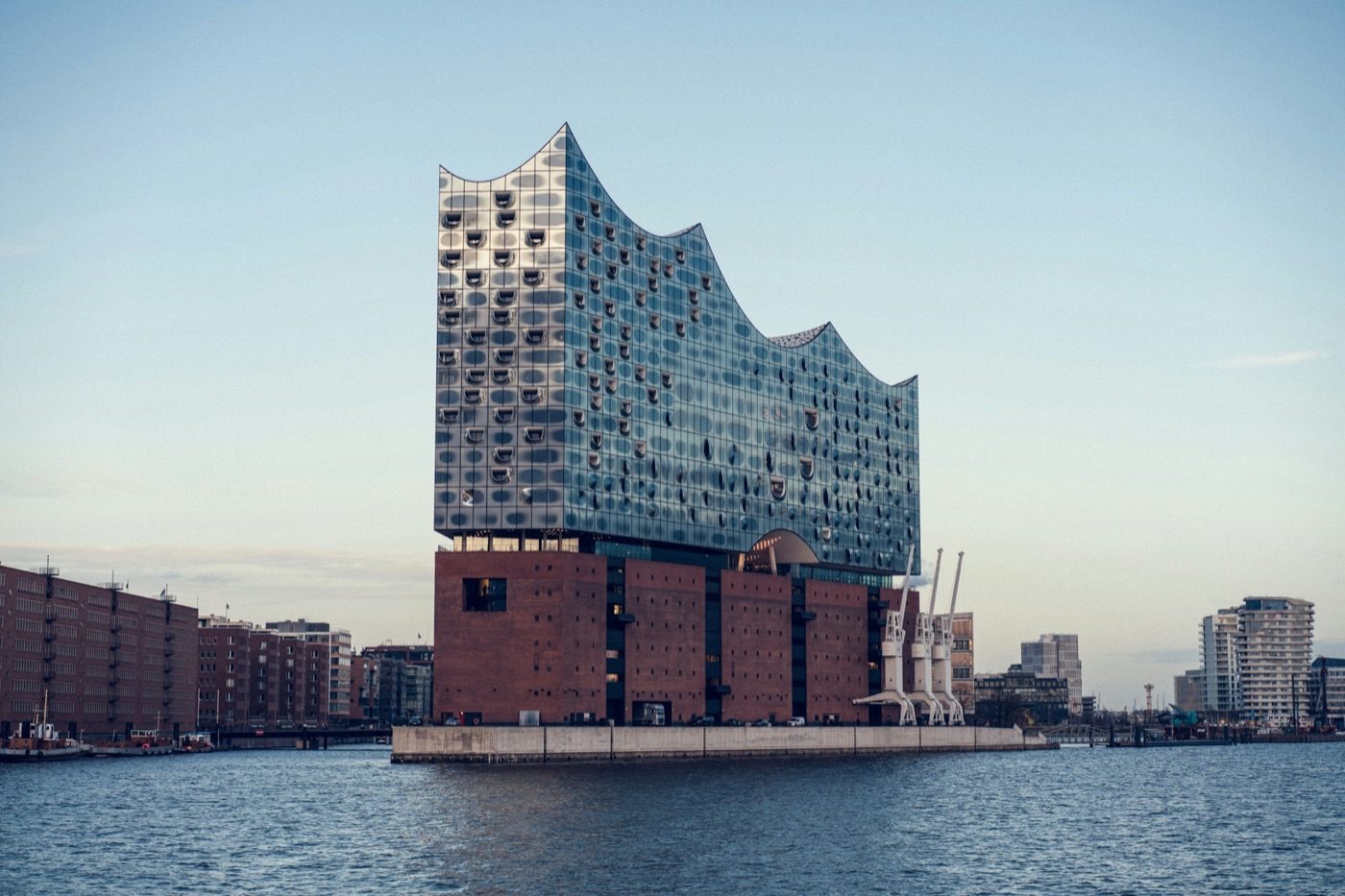 Elbphilharmonie und HafenCity in Hamburg, vom Wasser aus gesehen