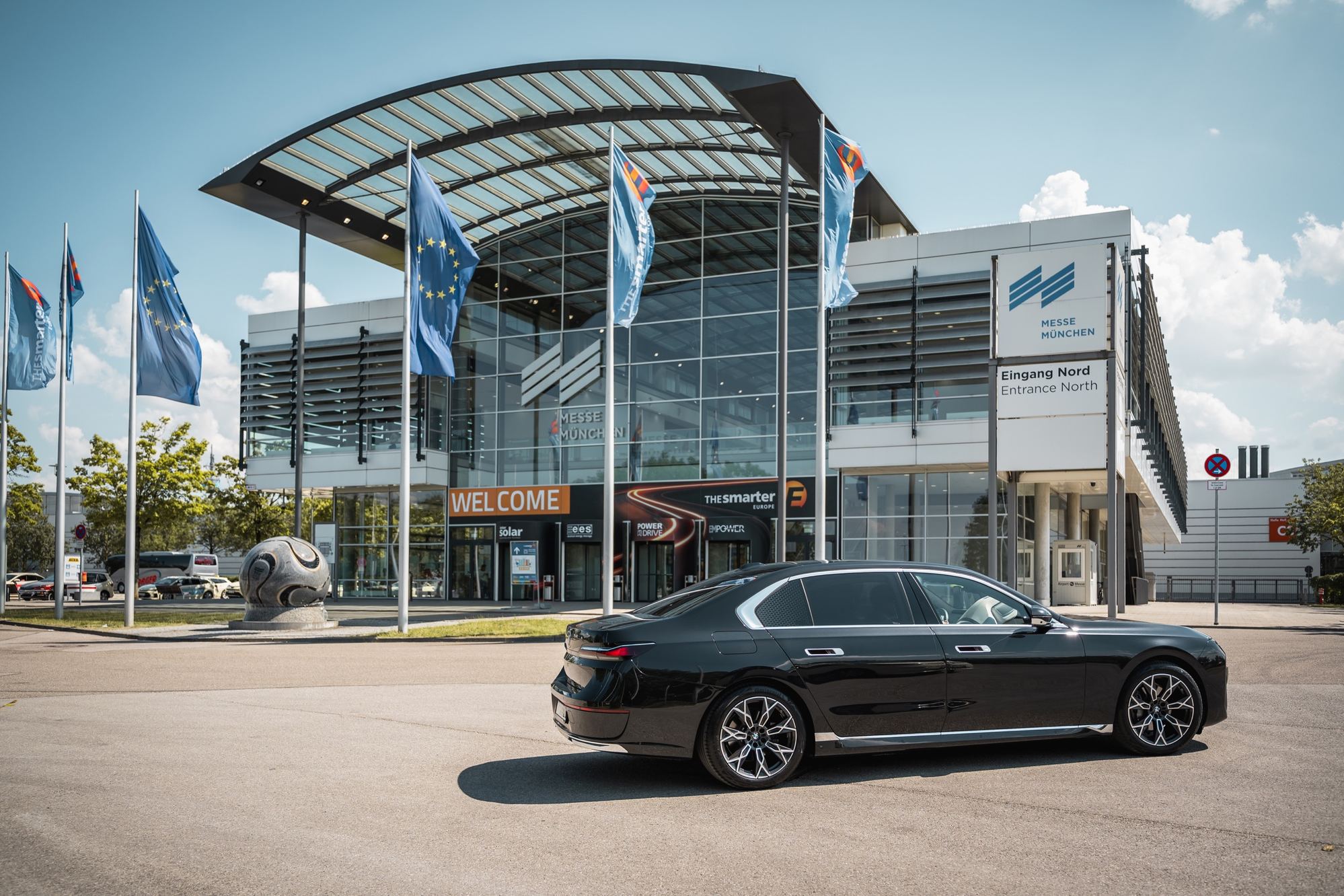 Schwarzer BMW 7er von AYDEN vor dem Eingang Nord der Messe München