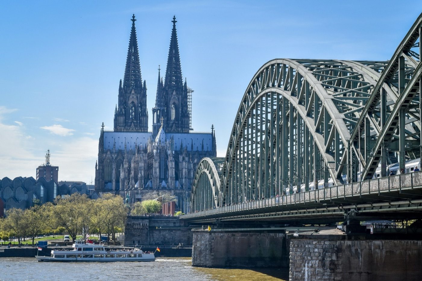 Kölner Dom und Hohenzollernbrücke über dem Rhein bei Sonnenschein