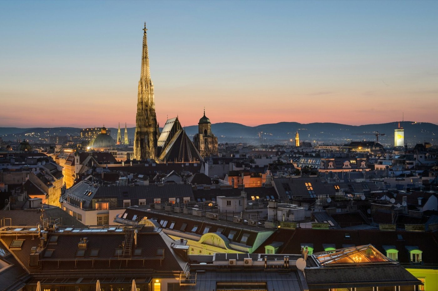 Stephansdom über den Dächern der Wiener Innenstadt zur blauen Stunde