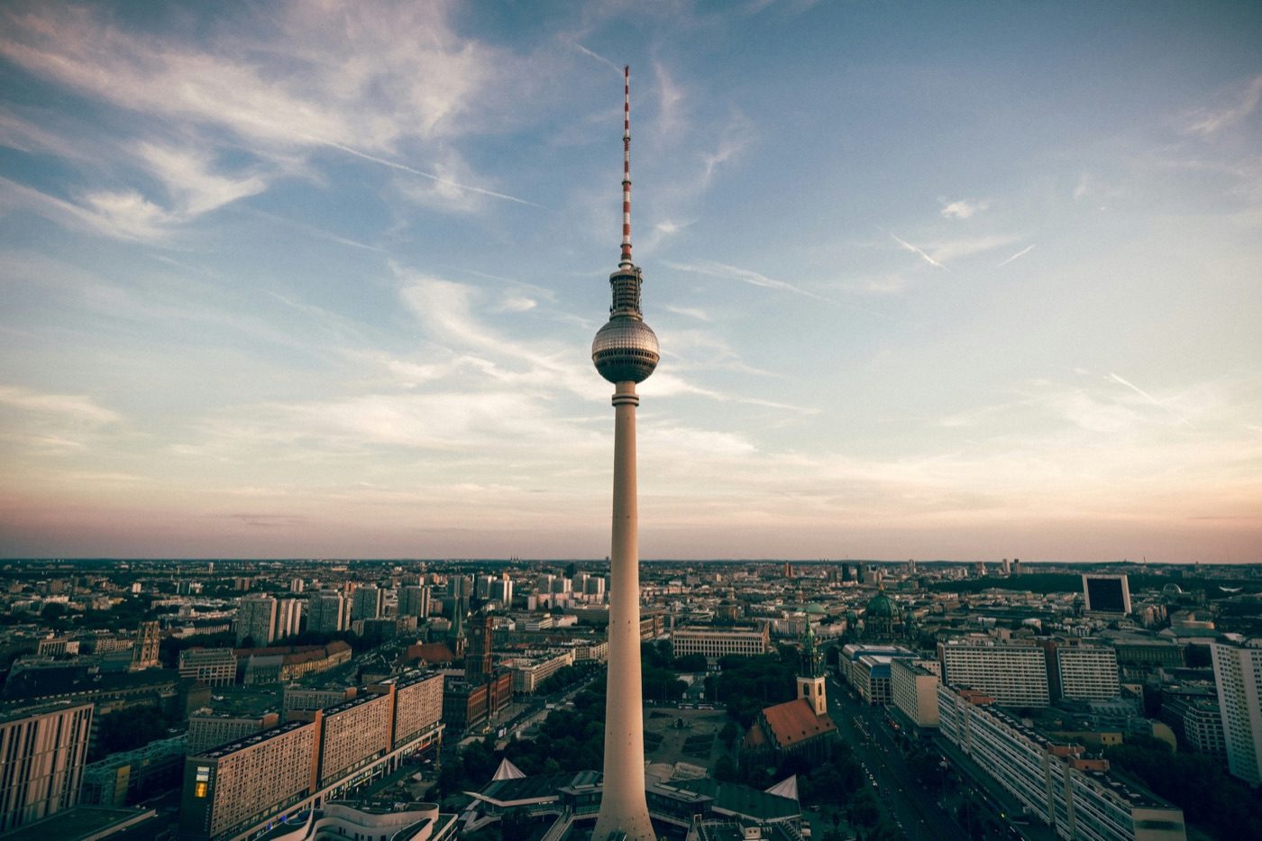Berliner Fernsehturm und Stadtpanorama von Berlin im Abendlicht