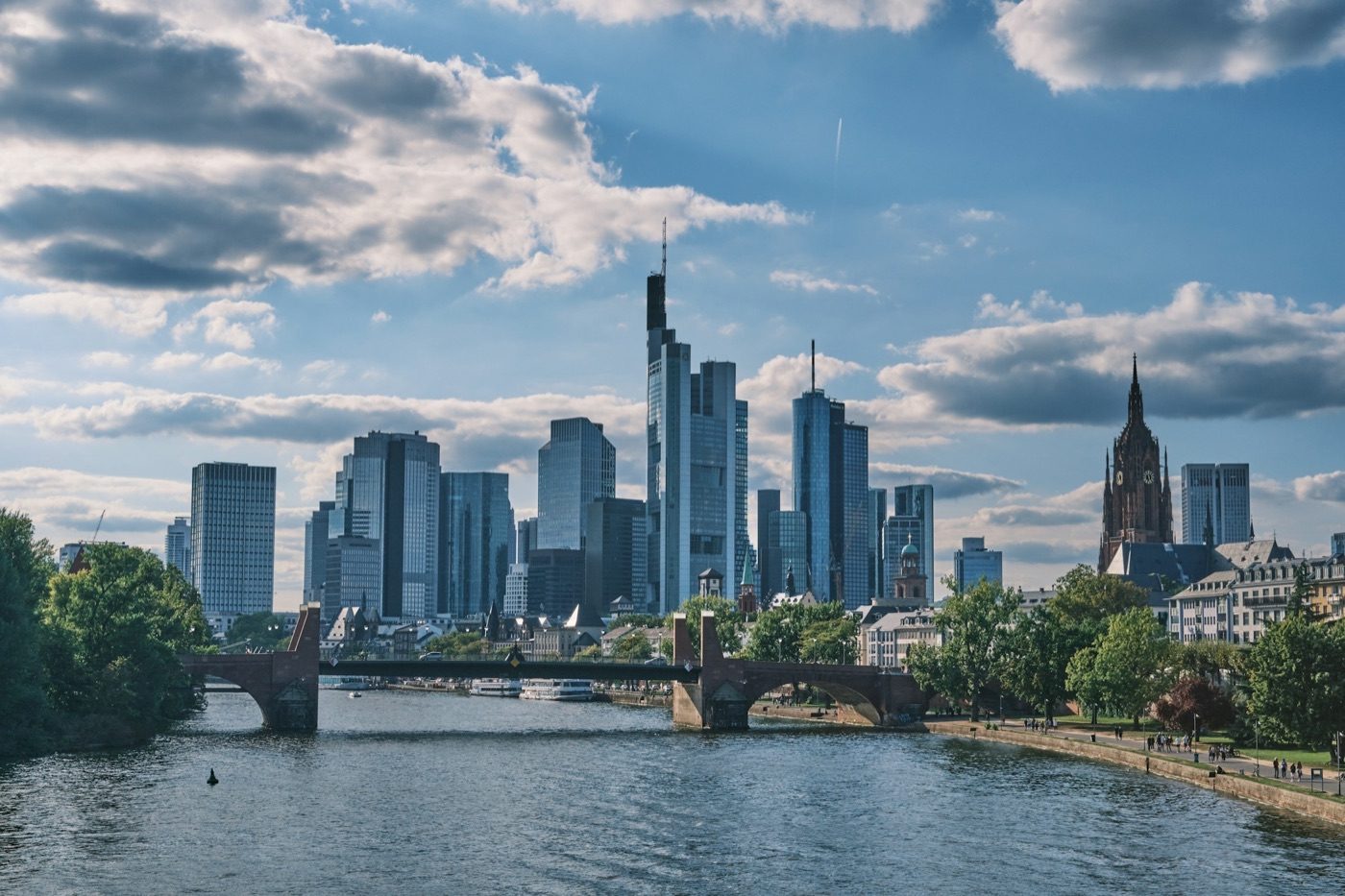 Frankfurter Skyline mit Kaiserdom und Mainbrücke bei Tag