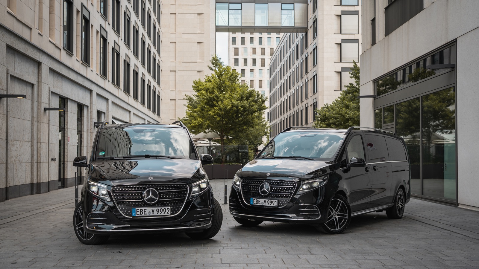 Zwei schwarze Mercedes-Benz V-Klassen von AYDEN, frontal fotografiert