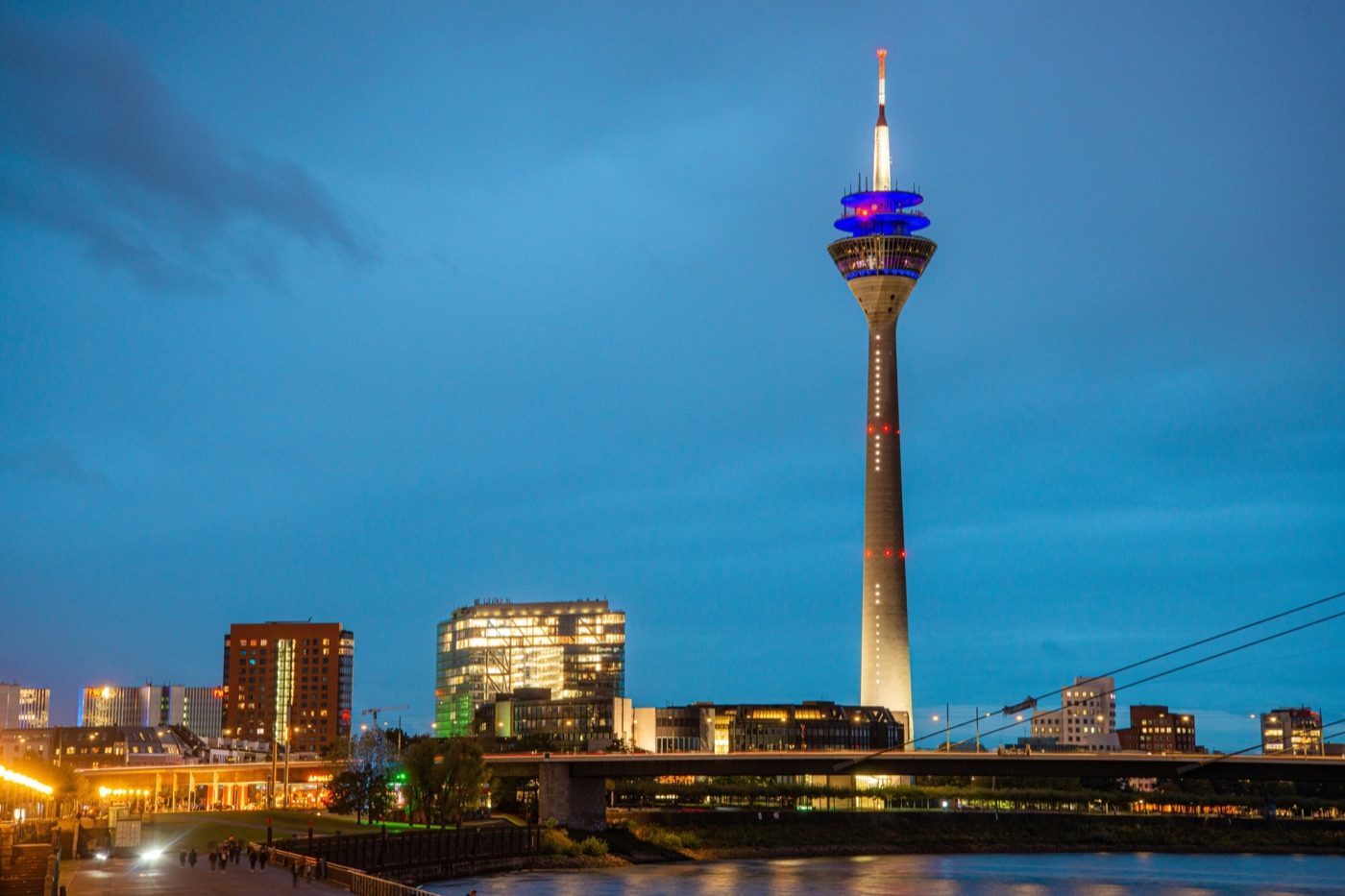 Rheinturm und Rheinufer in Düsseldorf zur blauen Stunde