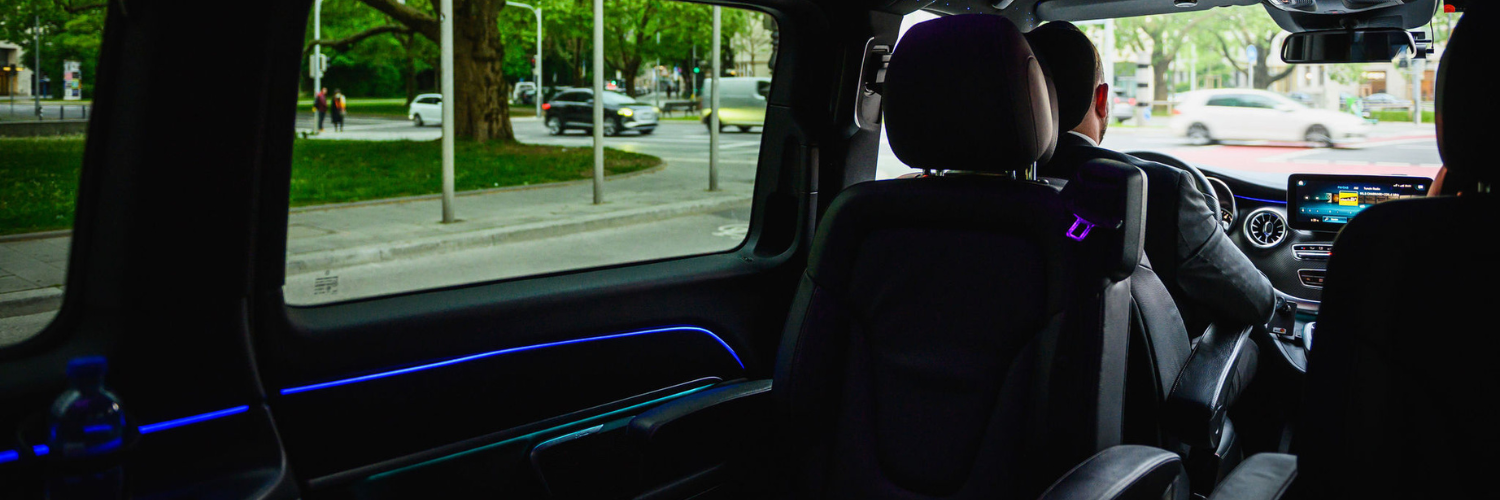 Innenraum eines exklusiven Chauffeurfahrzeugs bei einer Stadt-zu-Stadt-Fahrt von Ayden Chauffeurs & Limousines