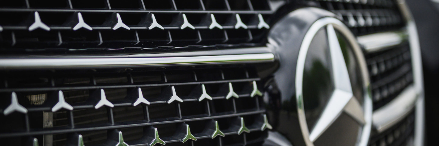 Detailansicht eines Mercedes-Benz-Kühlergrills – Symbol für Premium-Flughafentransfers mit Ayden Chauffeurs & Limousines.