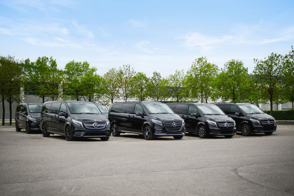 Moderne Mercedes V-Klassen von Ayden Chauffeurs & Limousines bereit für den Event Shuttle Service.