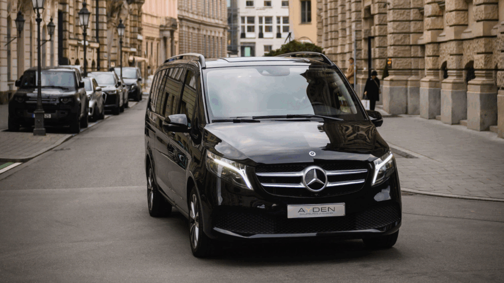 Mercedes V-Klasse Chauffeurfahrzeug von Ayden Chauffeurs & Limousines fährt durch die Altstadt von München – exklusiver Stadt-zu-Stadt Fahrservice