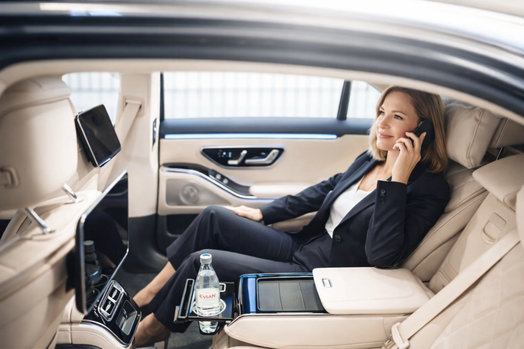 Geschäftsreisende im Fond einer Premium-Limousine beim Chauffeurservice von Ayden Chauffeurs & Limousines.