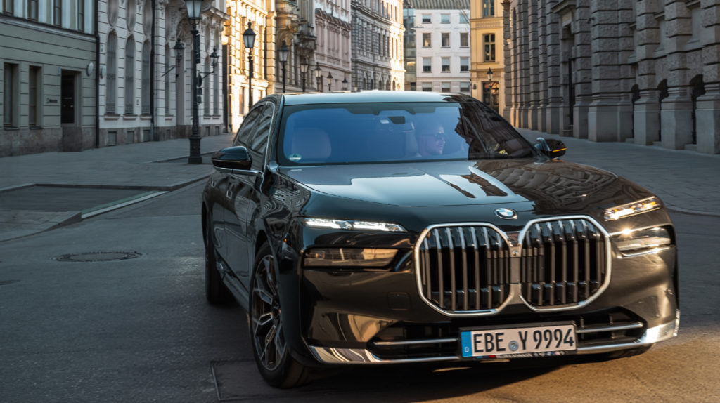 Premium BMW Limousine mit professionellem Chauffeur von Ayden Chauffeurs & Limousines für exklusiven Fahrservice.