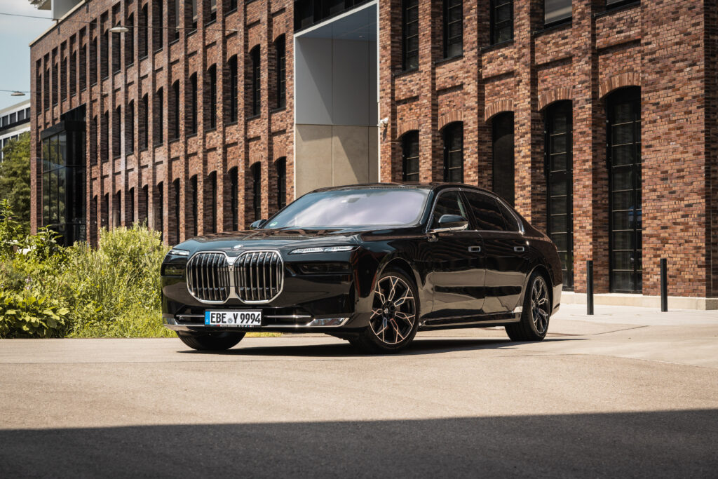 BMW 7er Luxuslimousine von Ayden für komfortable Stadt-zu-Stadt Fahrten und Langstreckentransfers mit Chauffeur.